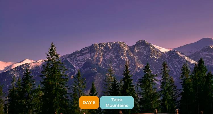 Montagnes Tatra enneigées s'élevant derrière une forêt de conifères sous un ciel teinté de pourpre avec superposition de texte d'itinéraire.