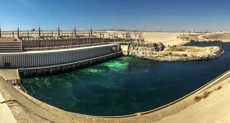 Grote waterkrachtcentrale met waterstroom.