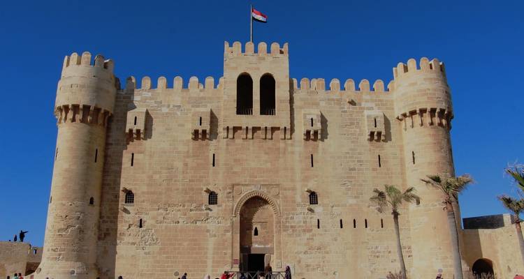 Der Eingang der Zitadelle von Qaitbay mit der wehenden ägyptischen Flagge.