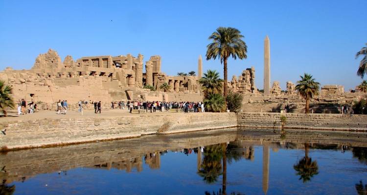 Karnak-Tempelkomplex mit Spiegelung im Wasser