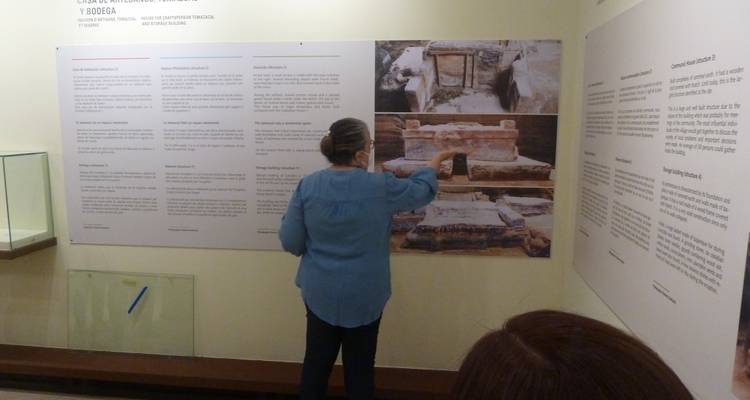 Exposition de musée avec des panneaux informatifs et une personne qui lit