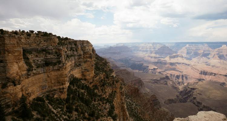 Gran Cañón con acantilados dramáticos y cielo