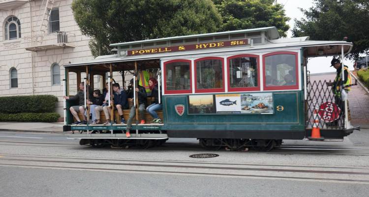 Icónico Teleférico de San Francisco en una calle empinada