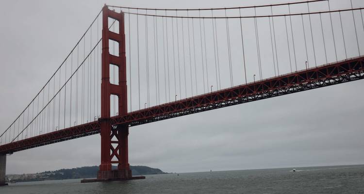 Famoso puente Golden Gate a través del clima gris