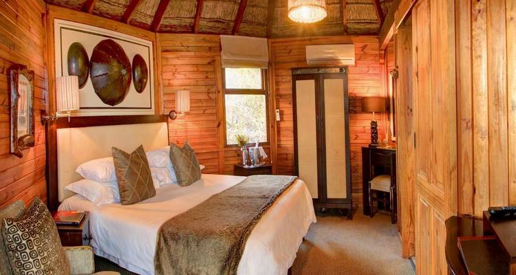 Gemütliches Schlafzimmer aus Holz mit stilvollem Dekor.