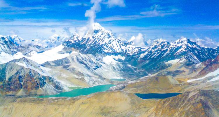 Luftaufnahme von schneebedeckten Bergen und Seen.