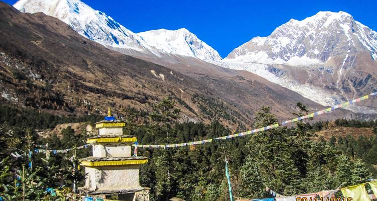 Buddhistische Stupa in einer Berglandschaft.