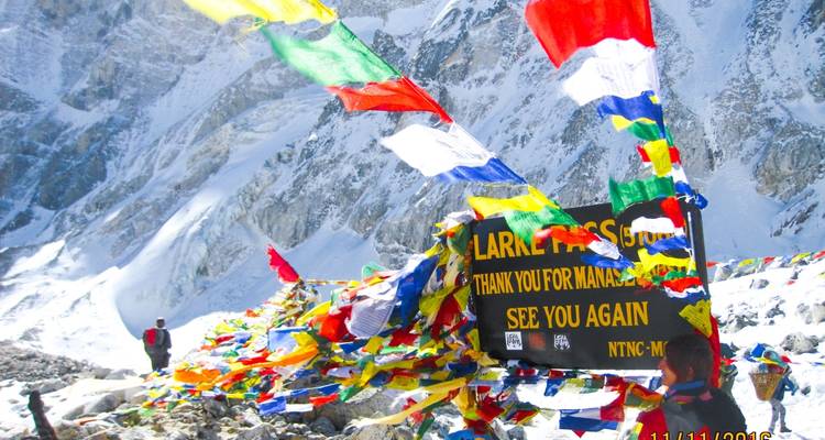 Gebetsfahnen am Larke-Pass mit Bergen.