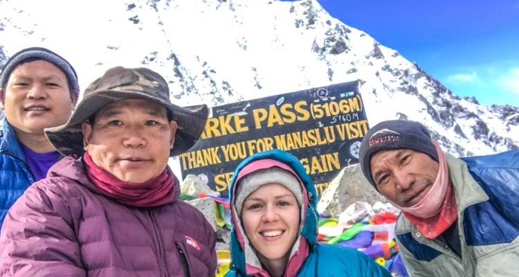 Gruppenselfie am Larke Pass mit schneebedecktem Berg