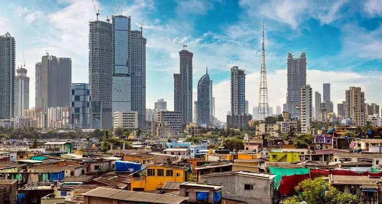 Moderne skyline van Mumbai met contrasterende woonwijk.