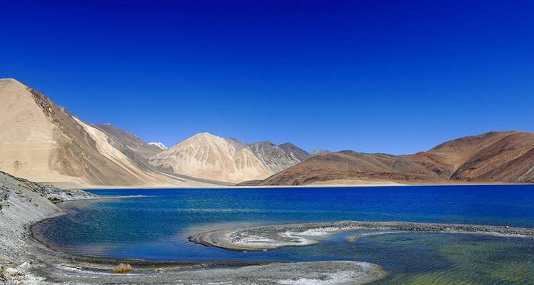 Lac Pangong Tso avec ses eaux bleu profond et ses montagnes arides.