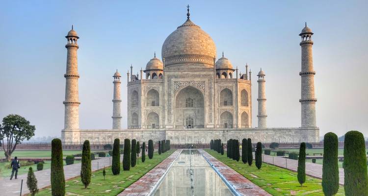 Icónico Taj Mahal con un estanque reflectante que conduce hacia él.