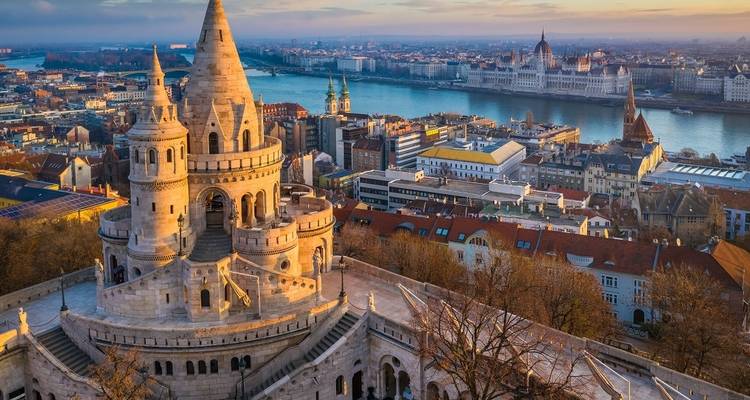 Vue sur le Bastion des pêcheurs avec le Danube à Budapest.