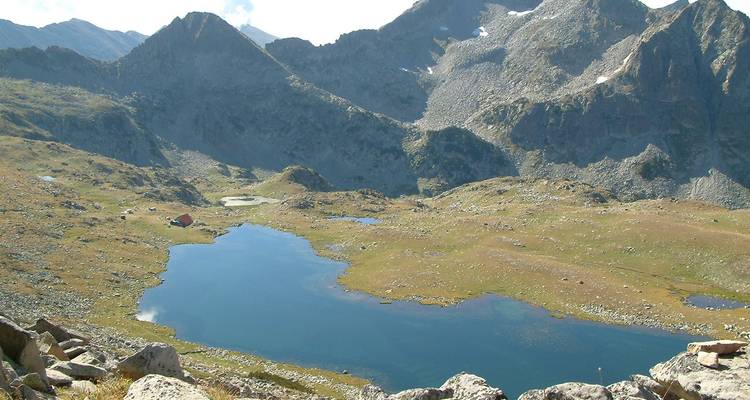 Vue panoramique sur la montagne avec un lac en contrebas.