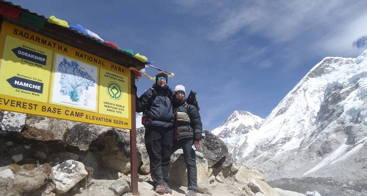 Pareja posando junto al letrero del Parque Nacional Sagarmatha.