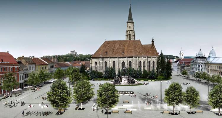 Een centraal plein met een historische kerk in Cluj-Napoca, Roemenië.
