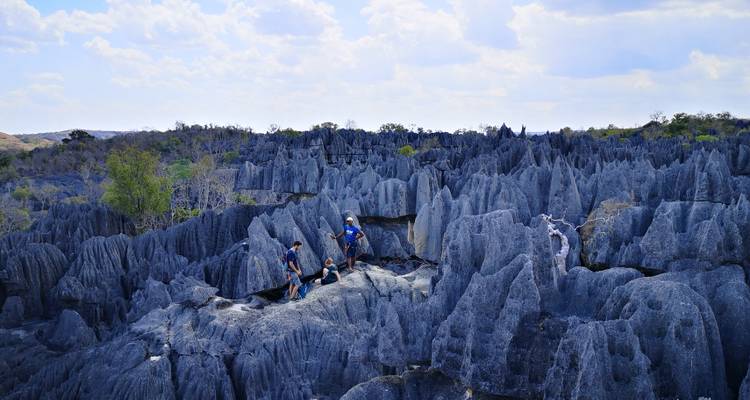 Turistas explorando las formaciones calcáreas del Tsingy de Bemaraha.