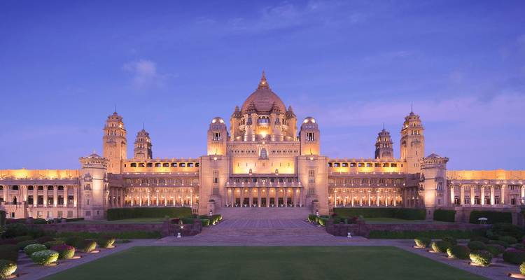 Beleuchtetes Palastgebäude in der Abenddämmerung.