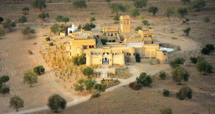 Luftaufnahme einer großen fortähnlichen Struktur in einem Wüstengebiet.