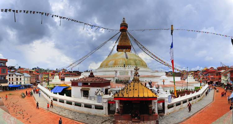 Grote stoepa met gebedsvlaggen en omgeving