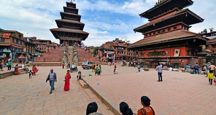 Open plein in een historische stad met mensen