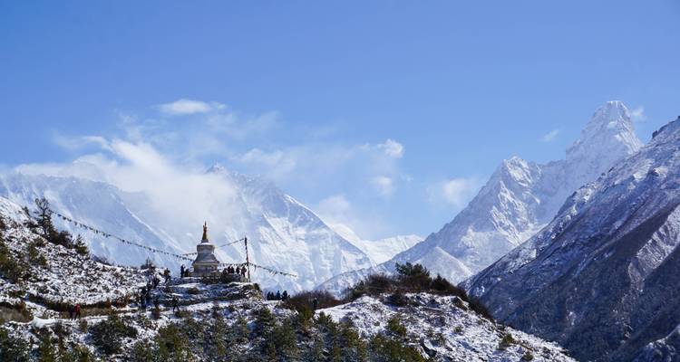 Montagnes enneigées avec drapeaux de prière et stupa