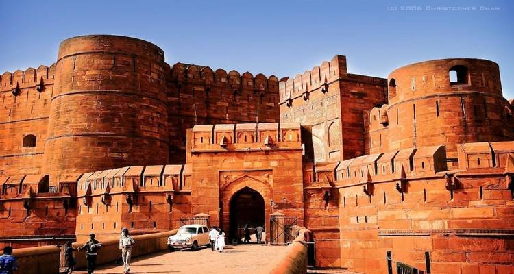 Große rote Festung mit Menschen, die auf den Eingang zugehen.