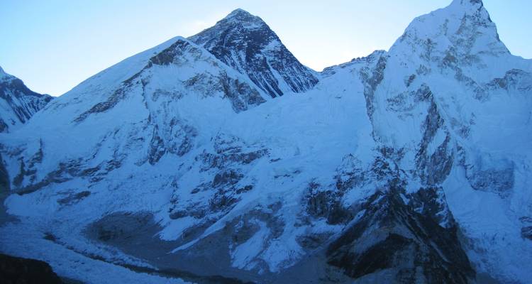Verschneite Berge mit tiefen Tälern.