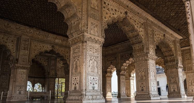 Kunstvoll verzierte Säulen eines historischen Bauwerks.