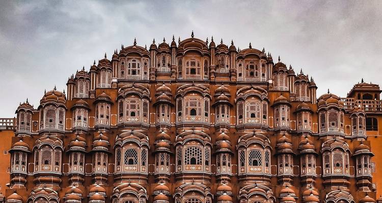 Berühmtes Terrakotta-Gebäude mit zahlreichen Fenstern.