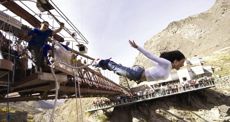 Bungee-Springen von einer Brücke vor den Augen der Zuschauer.