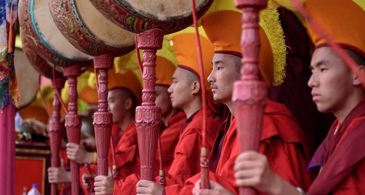 Reihe von Mönchen, die große zeremonielle Trommeln halten.