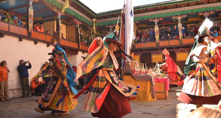 Künstler in einem Innenhof während eines Festivals mit Publikum.