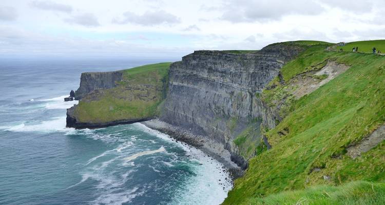 Falaises de Moher avec une vue dégagée sur la mer.