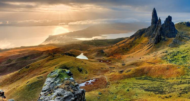 Les formations rocheuses du Old Man of Storr au lever du soleil.