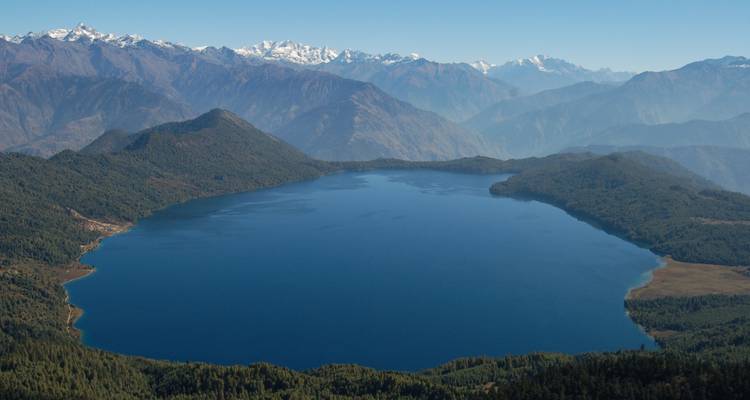 Panoramablick auf einen großen See mit angrenzenden Bergen