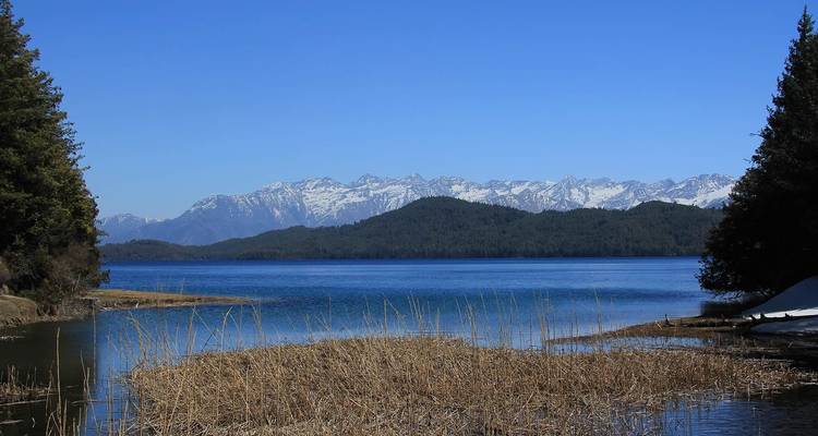 Translate from English to German:
"Lake with snowy mountains under clear blue sky"
Translation:
"See mit schneebedeckten Bergen unter klarem blauen Himmel"