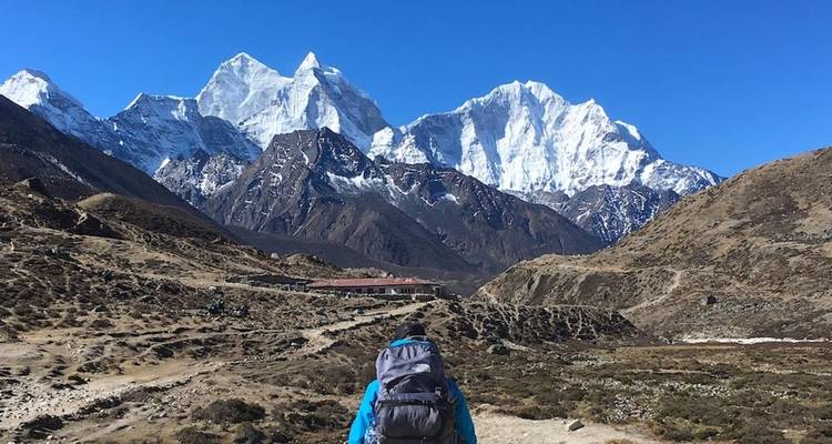 Here's the German translation:
**Alleinwanderer geht auf schneebedeckte Berge zu.**
Alternative translations:
- "Einzelwanderer wandert in Richtung schneebedeckter Berge."
- "Solo-Wanderer läuft auf verschneite Gipfel zu."
The first translation is the most natural and commonly used in German.