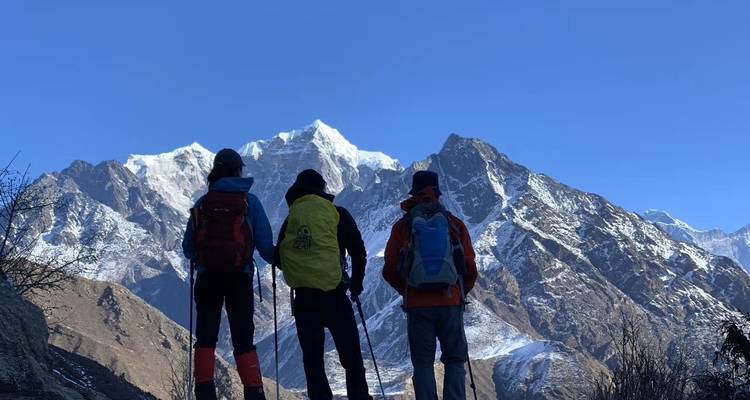 Wanderer mit Blick auf schneebedeckte Bergkette