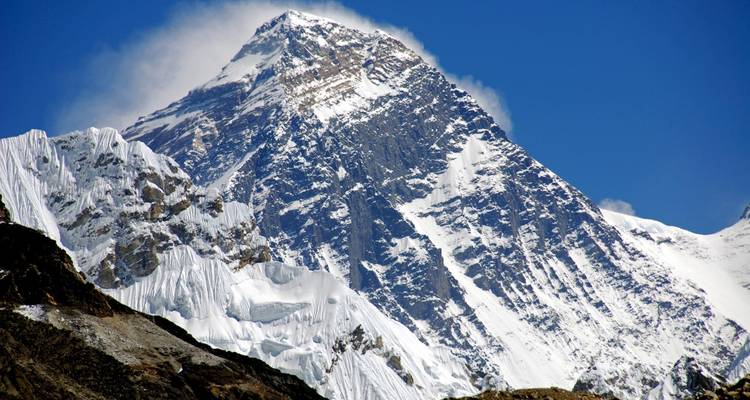 Nahaufnahme eines markanten schneebedeckten Berggipfels.
