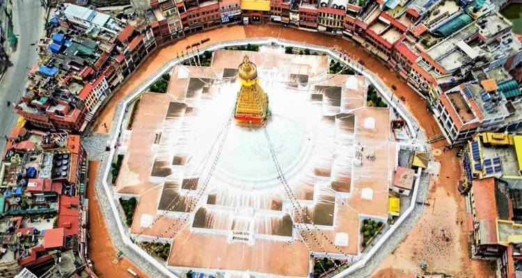 Luftaufnahme der Boudhanath-Stupa mit umliegenden Gebäuden