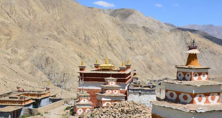 Klöster in einem bergigen Gebiet bei klarem Himmel