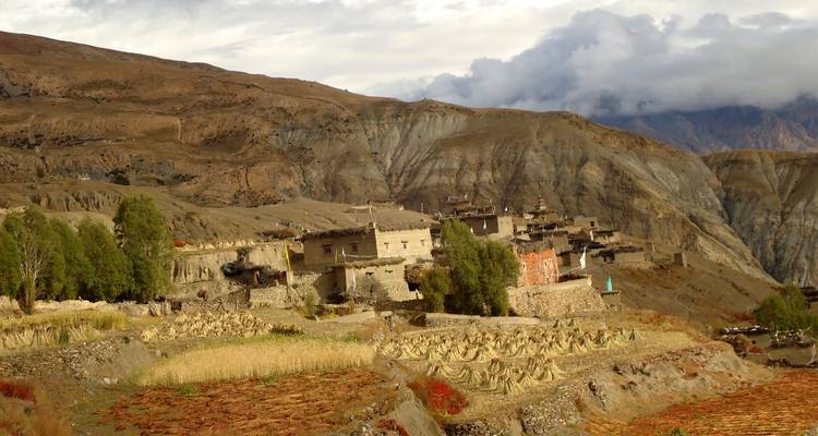 Traditionelles Dorf in bergiger Landschaft