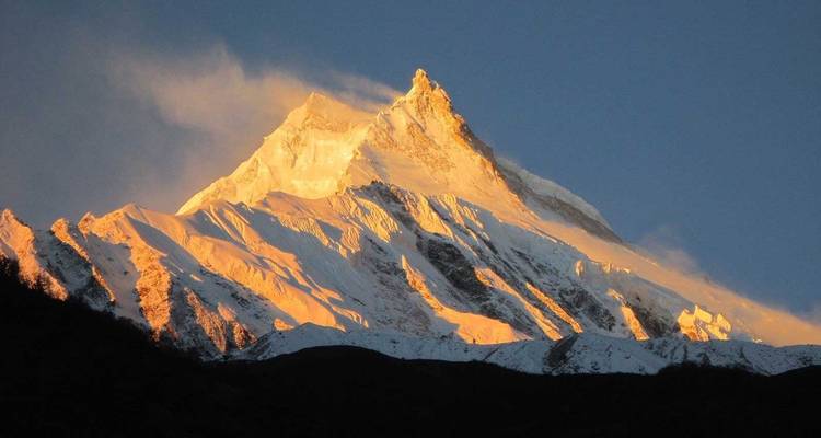 Bergtop bij zonsopgang of zonsondergang met een gloeiend effect.