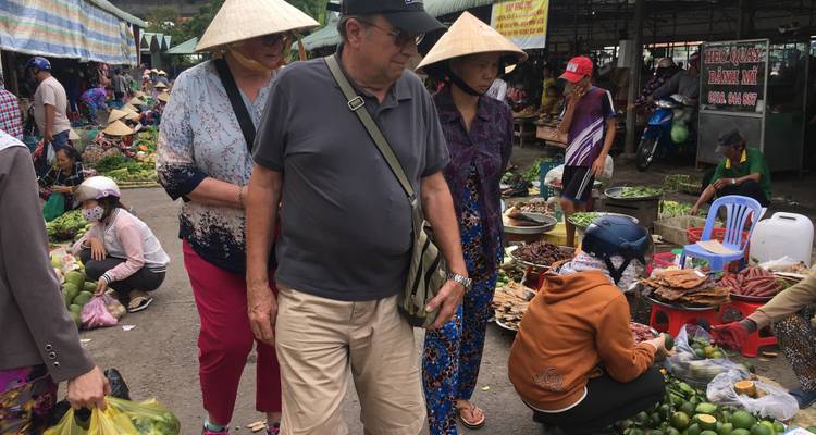 Menschen, die durch einen belebten Markt gehen.