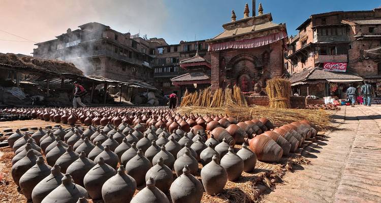 Place de la poterie avec des bâtiments et des personnes traditionnels.