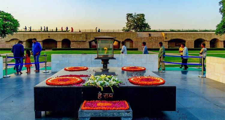 Mémorial de Raj Ghat avec des gens qui se promènent autour.