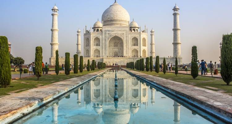 Reflet du Taj Mahal dans un grand bassin avec des personnes en arrière-plan.