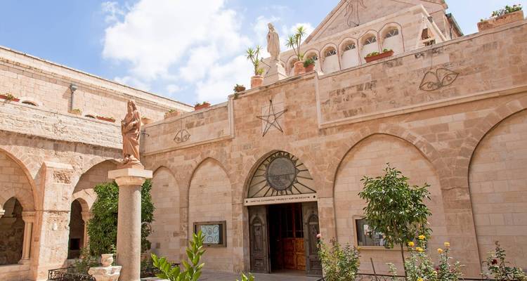 Äußeres eines historischen Steingebäudes mit Verzierungen.