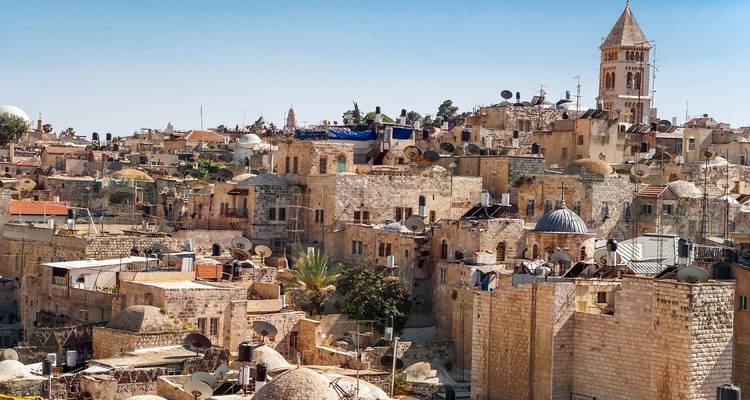 Historische Stadtansicht mit einem Glockenturm.